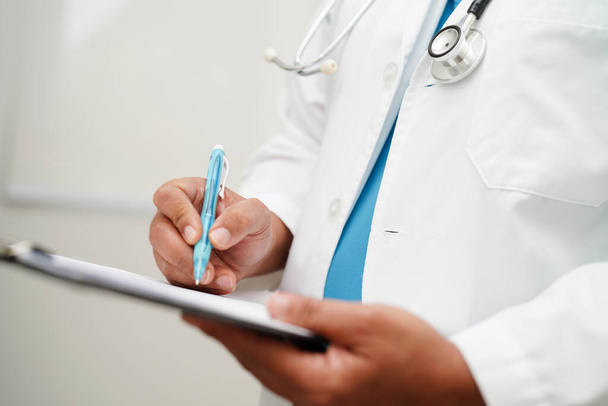 Arts controleren en nota diagnostiek geneeskunde in klembord van patiënten in het ziekenhuis. - Foto, afbeelding