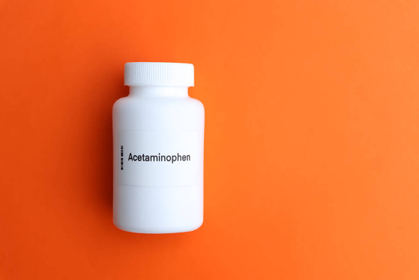 Acetaminophen pill in white bottle, pill stock, medical or pharmacy concept - Foto, afbeelding
