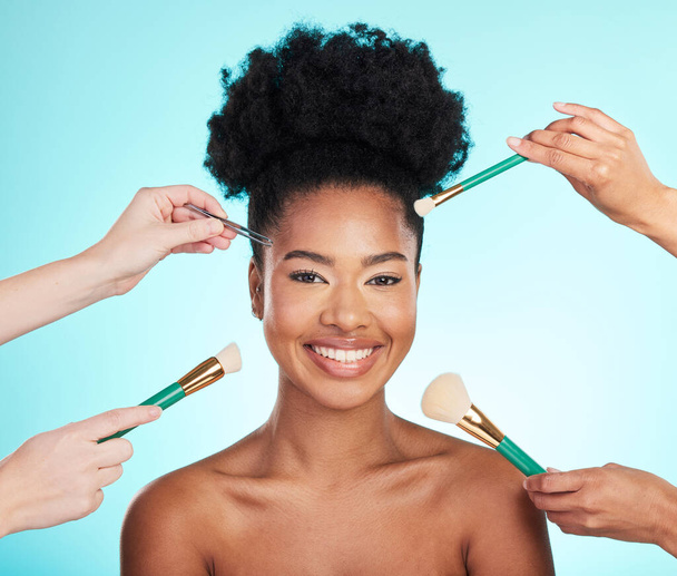 Make-up, borstel in handen en portret van zwarte vrouw voor schoonheid, cosmetica en gezicht op blauwe achtergrond. Salon, gezicht cosmetologie en gelukkig meisje voor stichting gereedschap, huidverzorging en dermatologie in de studio. - Foto, afbeelding