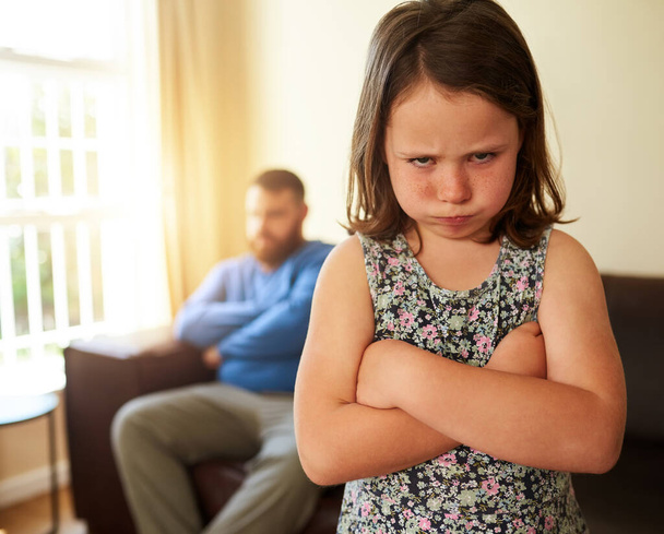 Já não estou a brincar. uma menina infeliz amuada depois de um desentendimento com seu pai - Foto, Imagem