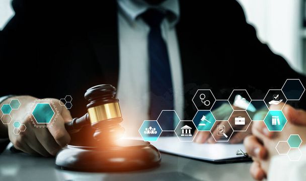 Inteligentne prawo, ikony porad prawnych i narzędzia pracy prawników w kancelarii adwokackiej przedstawiające koncepcję prawa cyfrowego i technologii online wnikliwych przepisów ustawowych i wykonawczych . - Zdjęcie, obraz