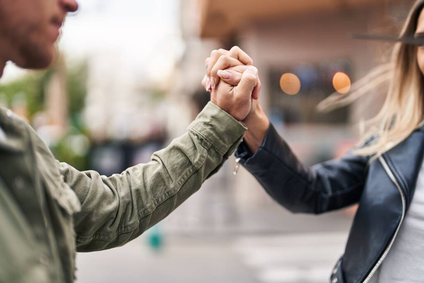 Homem e mulher casal de pé com as mãos juntas na rua - Foto, Imagem