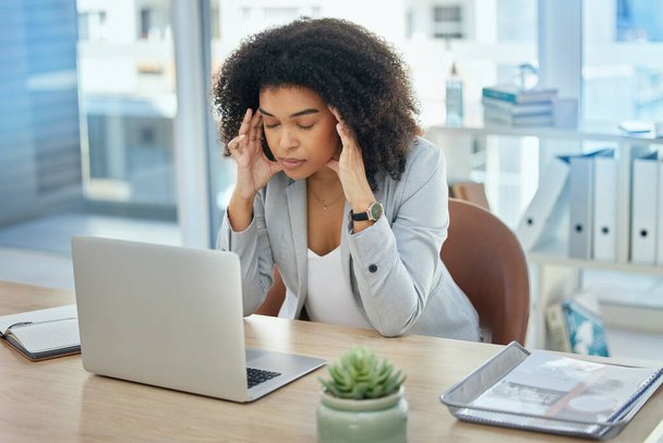 Business woman, laptop or stress headache in financial planning failure, crisis or investment fraud. Frustration, annoyed or migraine for corporate worker on technology, finance scam or phishing risk. - Fotoğraf, Görsel