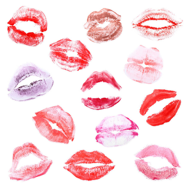 Conjunto de marcas de beso de lápiz labial sobre fondo blanco - Foto, imagen