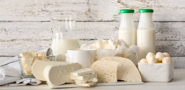 Різні свіжі молочні продукти на білому дерев'яному фоні
 - Фото, зображення