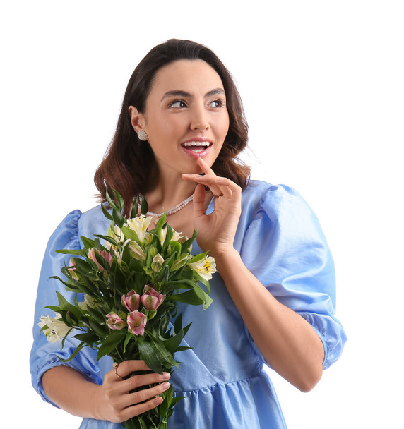 Mladá žena v modrých šatech s alstroemeria květiny na bílém pozadí - Fotografie, Obrázek