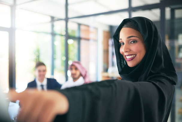 Вона наша мішень і її як туди дістатися. молода мусульманська бізнес-леді дає презентацію своїй команді на роботі
 - Фото, зображення