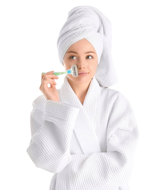 Junge Frau mit Rasiermesser auf weißem Hintergrund - Foto, Bild