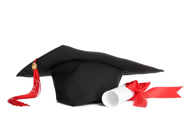 Kırmızı kurdeleli diploma ve beyaz arka planda izole edilmiş mezuniyet şapkası. - Fotoğraf, Görsel