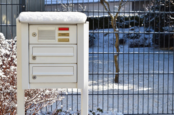 Näkymä postilaatikot kaupungin talvipäivänä - Valokuva, kuva