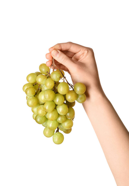 Weibliche Hand hält Weintrauben isoliert auf weißem Hintergrund - Foto, Bild