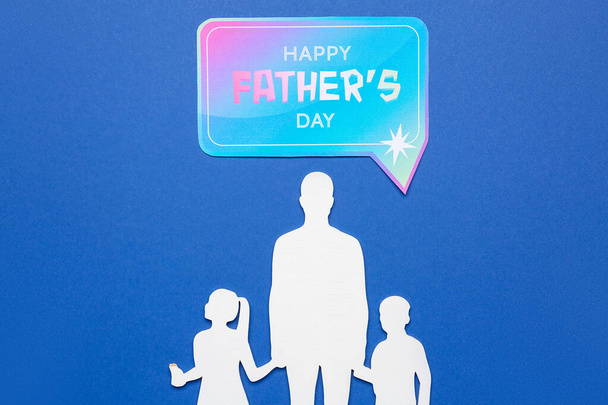 Karta s textem Šťastný den otce a papírové lidské postavy na modrém pozadí - Fotografie, Obrázek