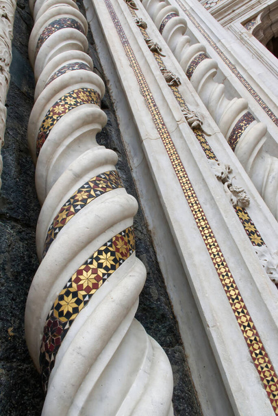 Orvieto - Italy - September 4, 2022: Column adorned with mosaic at the facade of the Cathedral of Orvieto. Cathedral of Santa Maria Assunta Orvieto, Umbria. Italy. - Valokuva, kuva