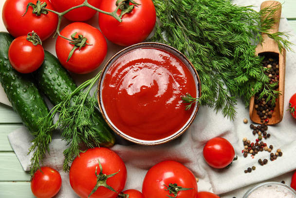 Bowl with tasty ketchup and fresh vegetables on table, closeup - Φωτογραφία, εικόνα