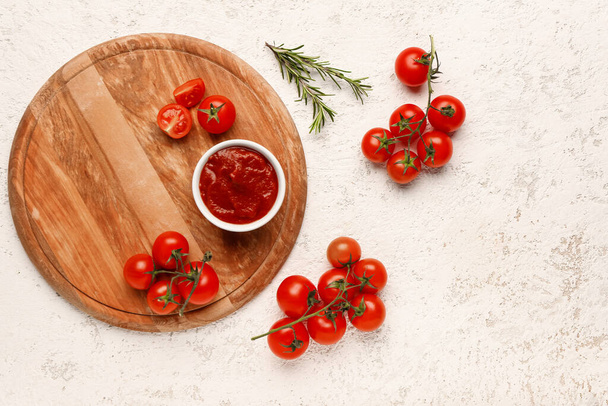 おいしいトマトペーストと新鮮な野菜を背景にしたボウル - 写真・画像