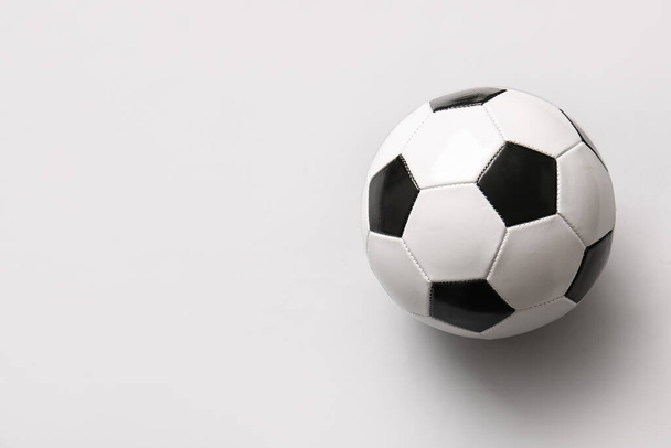 Футбольний м'яч на світлому фоні
 - Фото, зображення