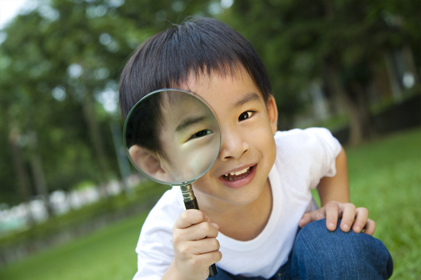 gelukkig kind met Vergrootglas - Foto, afbeelding