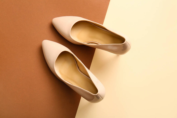 Ζεύγος κομψών ψηλοτάκουνων παπουτσιών σε φόντο χρώματος - Φωτογραφία, εικόνα