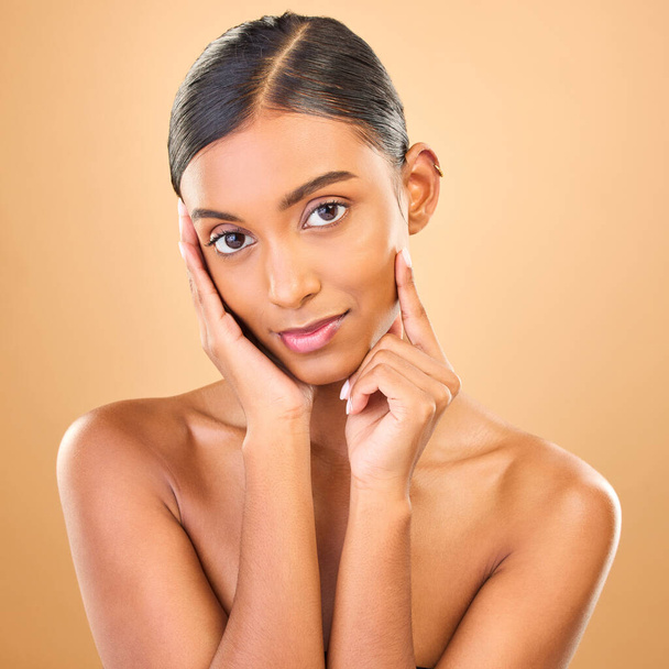 Pielęgnacja skóry, portret twarzy i piękno kobiety w studio odizolowane na brązowym tle. Makijaż, kosmetyki i szczęśliwy indyjski model żeński z zabiegiem pielęgnacyjnym twarzy dla zdrowej, świecącej lub nieskazitelnej skóry - Zdjęcie, obraz