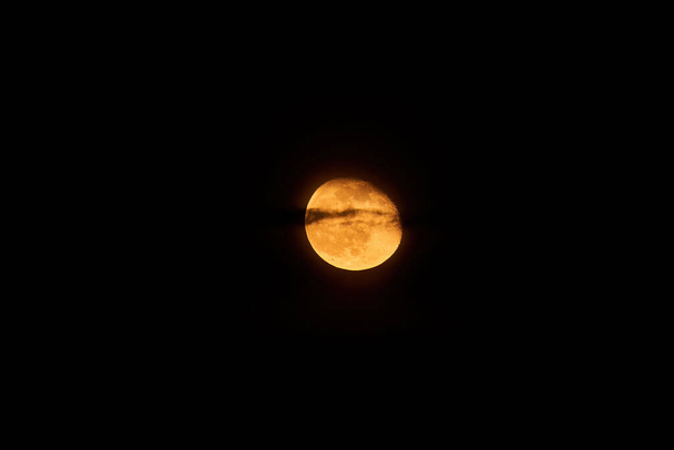 Lua cheia de laranja. Imagem de alta resolução da lua por telescópio, com a lua iluminada a 90% - Foto, Imagem