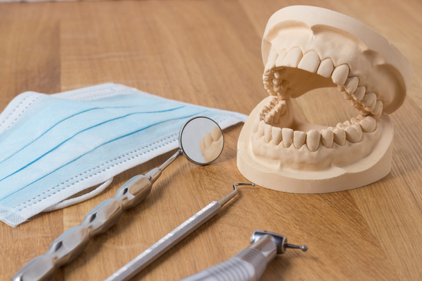 Open tandheelkundige mal van tanden met implementeert - Foto, afbeelding
