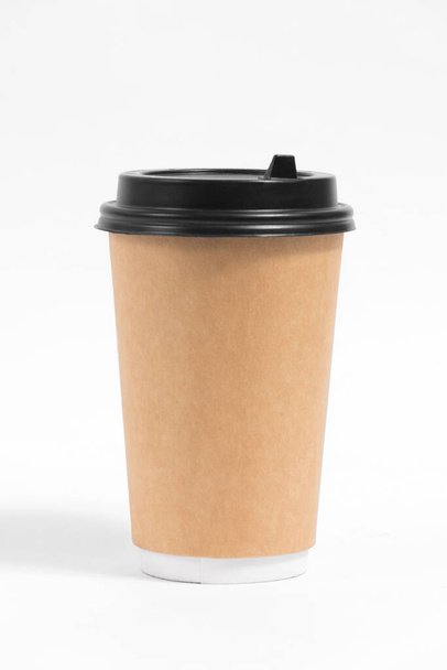 Çay için kahverengi kağıt bardak ya da beyaz arka planda izole edilmiş kahve.. - Fotoğraf, Görsel
