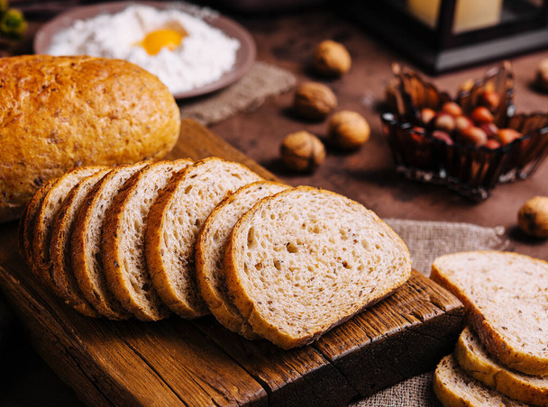 Brot in Scheiben und Mehl mit frischem Ei - Foto, Bild