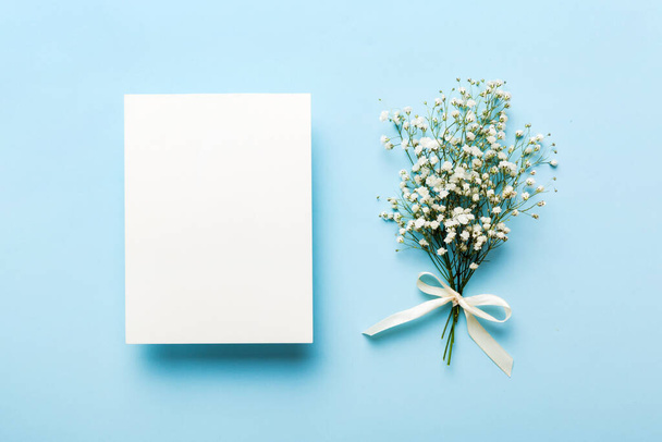 Esküvői mockup fehér papír lista és virágok cigány színes asztali nézet lapos feküdt. Üres üdvözlőlapok és borítékok. Gyönyörű virágminta. Lapos fektetési stílus. - Fotó, kép