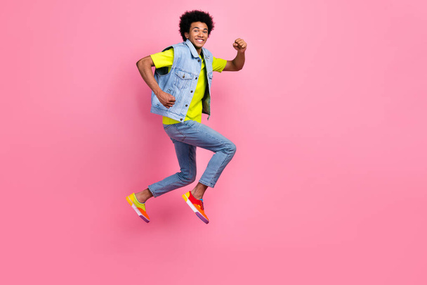 Full length photo of cheerful glad man wear bright comfort clothes hurry store mall empty space isolated on pink color background. - Zdjęcie, obraz