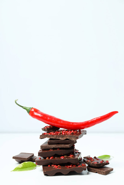 Вкусная еда для гурманов - вкусный шоколад с перцем - Фото, изображение