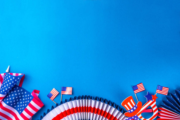 Šťastný svátek práce, Den prezidentů, Den nezávislosti, Den obětí války, Kolumbovo pozadí. Modré pozadí s vlajkou USA barevné papírové ventilátory a dekorace, party příslušenství - Fotografie, Obrázek