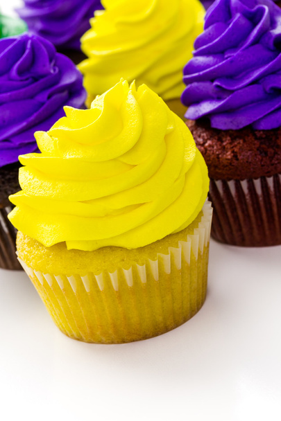 Cupcakes ingericht met heldere kleur suikerglazuur - Foto, afbeelding