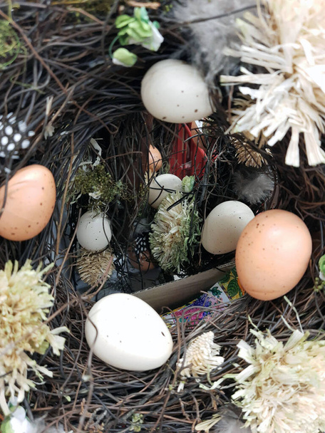 À la veille de Pâques, des décorations festives sous la forme d'œufs de Pâques colorés et de verdure décorative. - Photo, image