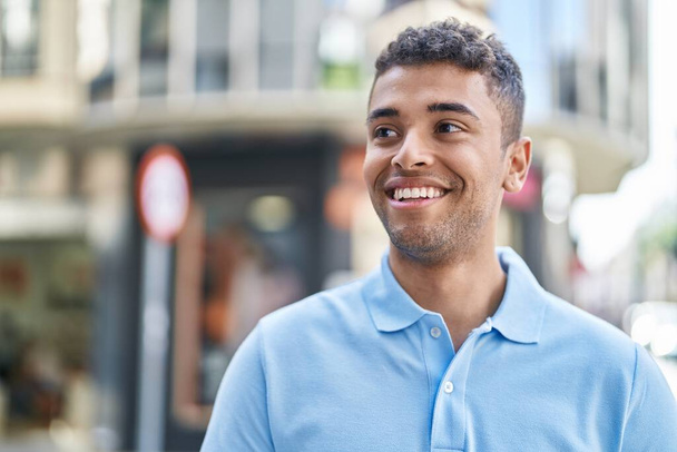 Afro-Amerikaanse man glimlachend zelfverzekerd staan op straat - Foto, afbeelding