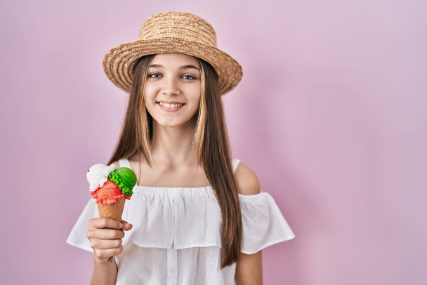 Chica adolescente sosteniendo helado con una sonrisa feliz y fresca en la cara. persona afortunada.  - Foto, Imagen