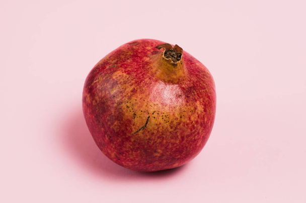Pomegranate fruit isolate on pink paper background - Fotoğraf, Görsel