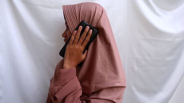 Mujeres jóvenes musulmanas asiáticas que utilizan teléfonos inteligentes para hacer llamadas, videollamadas - Foto, Imagen