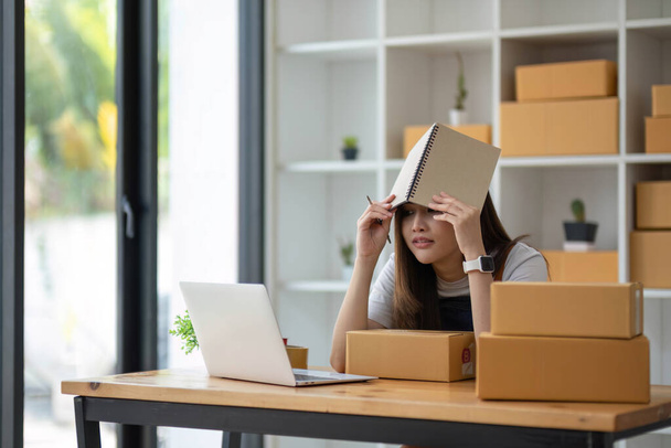 Small Business, Startup SME, Owner Entrepreneurs. Asian woman with unsuccess business online shopping crying and serious face unhappy mood... - 写真・画像