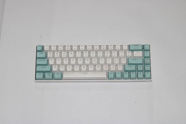 Tastaturfoto mit weißem Hintergrund - Foto, Bild