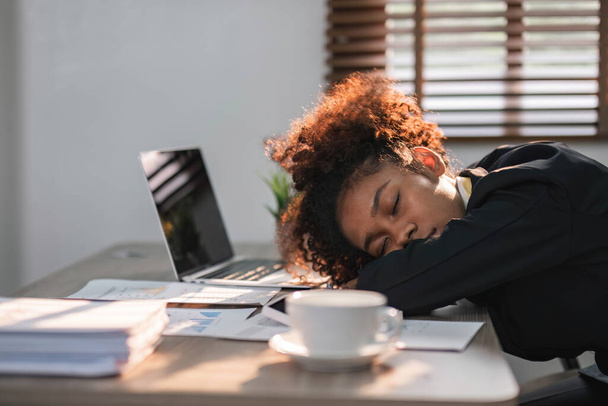 müde Geschäftsfrau schläfrig und gelangweilt vom langen Sitzen am Schreibtisch und hat Bürosyndrom.. - Foto, Bild