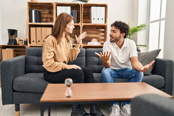Hombre y mujer discutiendo tener terapia de pareja en el centro de psicología - Foto, imagen