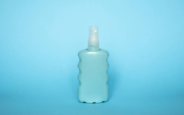 Blue blank unbranded cosmetic plastic bottle for shampoo, gel, lotion, cream, bath foam blue background - Foto, Imagen