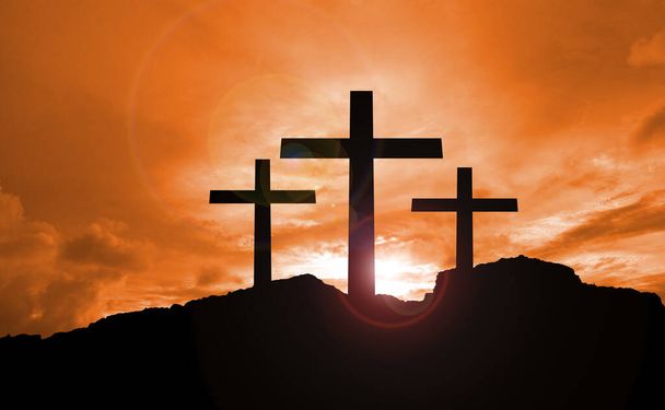 Konceptuální náboženský kříž se západem slunce nebo východem slunce pozadí nad horskou krajinou - Fotografie, Obrázek