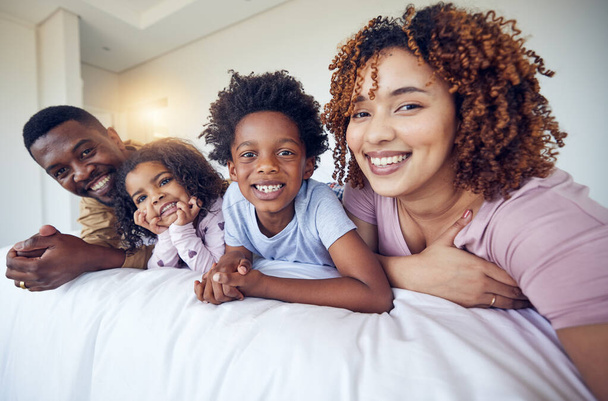 Portrait, selfie and happy family relax in bed, smile and cheerful in the home during morning together. Face, photo and children resting indoors with parents and pose for profile picture and memory. - Foto, afbeelding