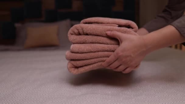 Asiática doncella pone toallas frescas en la cama en habitación de hotel - Imágenes, Vídeo