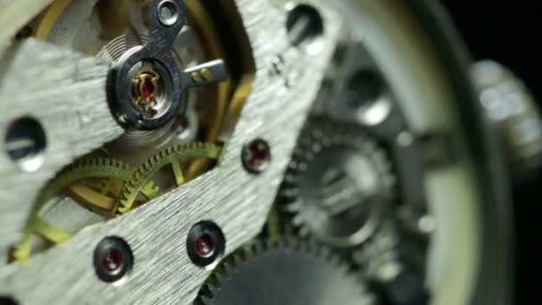 Mechanismus uvnitř staré hodinky. Detail. - Záběry, video