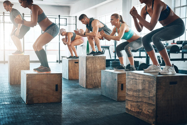 Препятствие часто является ступенькой. a fitness group box jumping at the gym - Фото, изображение