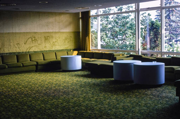 Kutsher 's lobby, Thompson, New York (1977) fotografie in hoge resolutie van John Margolies. Origineel uit de Library of Congress. Digitaal verbeterd door rawpixel. - Foto, afbeelding