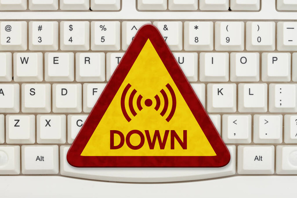 Интернет Down сообщение на желтом предупреждающем знаке компьютерной клавиатуры - Фото, изображение