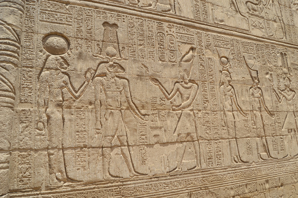 Sculptures hiéroglyphiques dans un mur de temple égyptien
 - Photo, image
